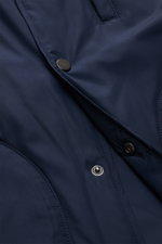Nahaufnahme aus schräger Perspektive der navyfarbenen 04651/ A trip in a bag Outdoorweste 'Padded Nylon' mit Five-Knopf-Leiste und glattem Microfaserstoff.