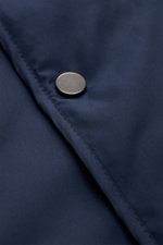 Nahaufnahme der navyfarbenen 04651/ A trip in a bag Outdoorweste 'Padded Nylon' mit Slim Fit, Fünf-Knopf-Leiste und glattem Microfaserstoff.