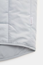 Detailaufnahme der pastellblauen 04651/ A trip in a bag Outdoorweste "Padded Nylon" von unten, Microfaser, Slim Fit, Stehkragen.