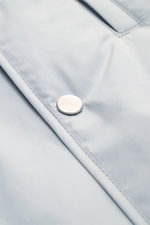 Nahaufnahme der silbernen Fünf-Knopf-Leiste der pastellblauen 04651/ A trip in a bag Outdoorweste 'Padded Nylon' aus glatter Microfaser.