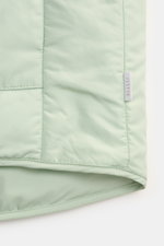 04651/ A trip in a bag Outdoorweste 'Padded Nylon' pastellgrün Detailansicht der hochwertigen Microfaser mit glattem Griff, Slim Fit und geschmeidigem Futter.