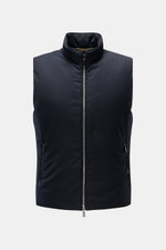 Moorer Daunenweste 'Uros' dark navy, frontale Nahaufnahme, Garbadine-Gewebe, wasserabweisend, Slim Fit, Stehkragen, Zipper-Taschen, leichte Daunenfüllung.