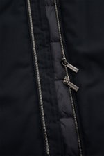 Moorer Daunenweste "Uros" dark navy, Detailaufnahme des zwei-Wege-Reißverschlusses frontal, Garbadine, wasserabweisend, Slim Fit.