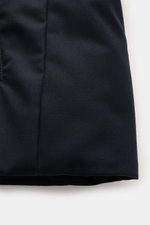 Moorer Daunenweste "Uros" dark navy, Detailansicht des edlen Garbadine-Gewebes, weich, wind- und wasserabweisend, Slim Fit, zwei Innentaschen.