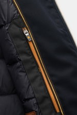 Nahaufnahme des Reißverschlussbereichs der Moorer Daunenweste 'Uros' dark navy, mit edlem Garbadine-Gewebe, wasserabweisender Membran und weichem Futter.