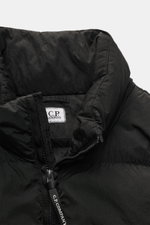 Close-up front view of the C.P. Company Daunenweste 'D.D. Shell' dark navy showcasing its padded collar and branded zipper pull. The construction of the Daunenweste 'D.D. Shell' by C.P. COMPANY features superfine, water-repellent ripstop microfiber with D