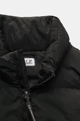 Close-up front view of the C.P. Company Daunenweste 'D.D. Shell' dark navy showcasing its padded collar and branded zipper pull. The construction of the Daunenweste 'D.D. Shell' by C.P. COMPANY features superfine, water-repellent ripstop microfiber with D