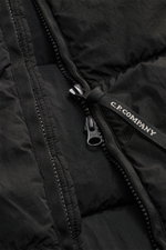Close-up front view of the C.P. Company Daunenweste 'D.D. Shell' dark navy, showing the robust YKK zipper with branded pull tab on smooth, water-repellent ripstop microfiber fabric. The construction features lightweight down filling applied by Direct Down