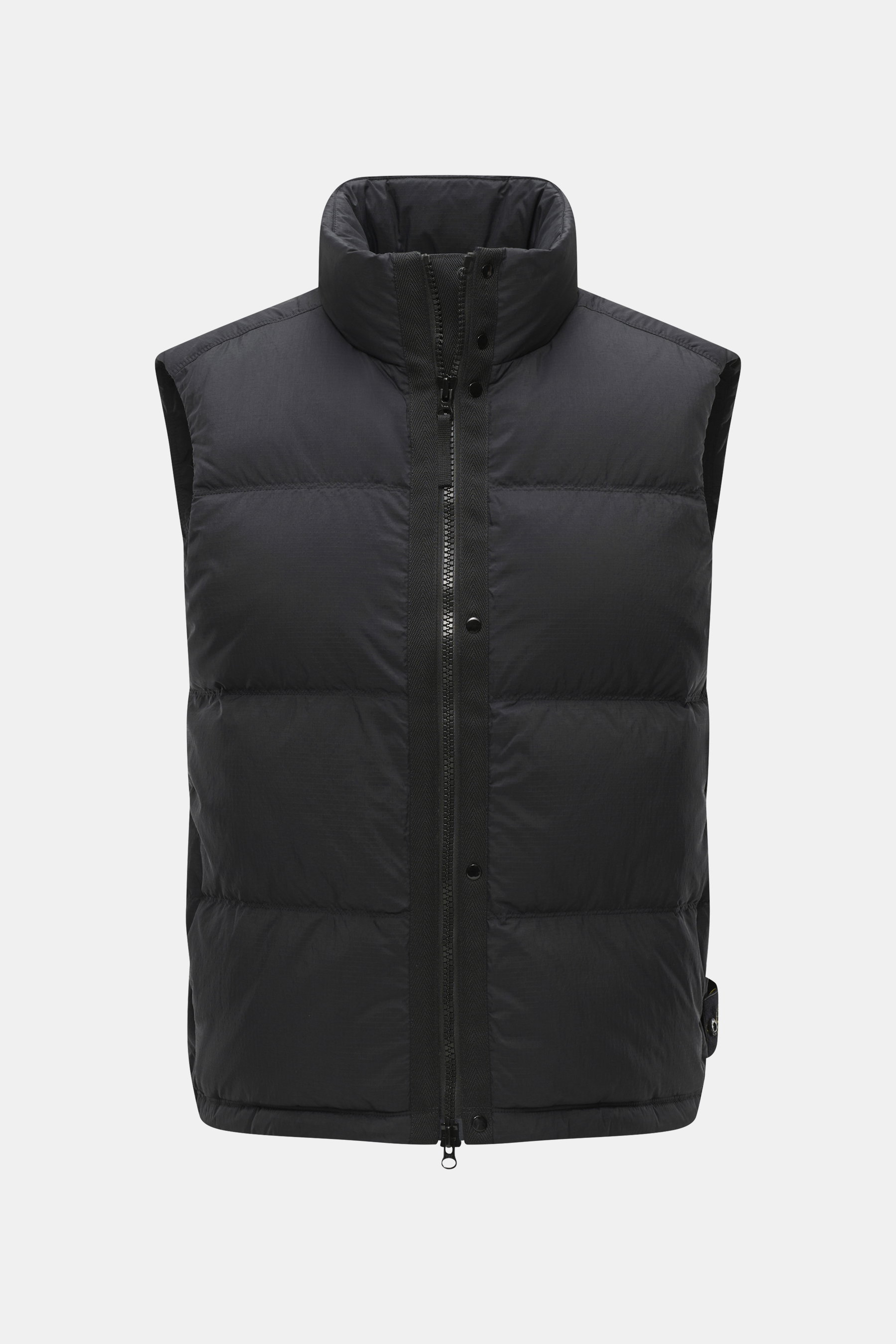 Stone Island Daunenweste "Matt Ripstop Cordura" schwarz, Frontperspektive, hochwertige Microfaser, glatter Griff, wind- und wasserabweisend, wärmende Daunenfüllung, Regular Fit, Zwei-Wege-Reißverschluss, wattierter Kragen, vier Fronttaschen, regulierbare 
