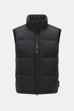 Stone Island Daunenweste "Matt Ripstop Cordura" schwarz, Frontperspektive, hochwertige Microfaser, glatter Griff, wind- und wasserabweisend, wärmende Daunenfüllung, Regular Fit, Zwei-Wege-Reißverschluss, wattierter Kragen, vier Fronttaschen, regulierbare 