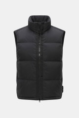 Stone Island Daunenweste "Matt Ripstop Cordura" schwarz, Frontperspektive, hochwertige Microfaser, glatter Griff, wind- und wasserabweisend, wärmende Daunenfüllung, Regular Fit, Zwei-Wege-Reißverschluss, wattierter Kragen, vier Fronttaschen, regulierbare 