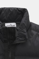 Stone Island Daunenweste "Matt Ripstop Cordura" schwarz, Nahaufnahme von Kragen und Reißverschluss, hochwertige Microfaser, glatter Griff, wind- und wasserabweisend, wärmende Daunenfüllung, Regular Fit, Zwei-Wege-Reißverschluss, wattierter Kragen, vier Fr