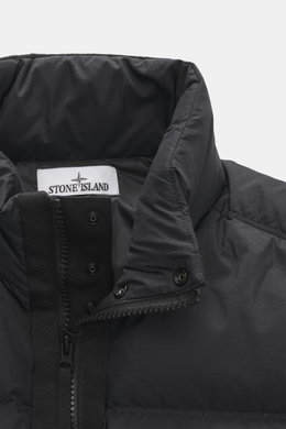 Stone Island Daunenweste "Matt Ripstop Cordura" schwarz, Nahaufnahme von Kragen und Reißverschluss, hochwertige Microfaser, glatter Griff, wind- und wasserabweisend, wärmende Daunenfüllung, Regular Fit, Zwei-Wege-Reißverschluss, wattierter Kragen, vier Fr
