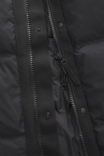 Nahaufnahme der Stone Island Daunenweste 'Matt Ripstop Cordura' schwarz mit hochwertiger Microfaser, glattem Griff, wind- und wasserabweisend, wärmender Daunenfüllung, Regular Fit, Zwei-Wege-Reißverschluss, wattiertem Kragen, vier Fronttaschen, regulierba