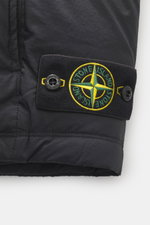 Nahaufnahme der Stone Island Daunenweste 'Matt Ripstop Cordura' schwarz, Detailansicht des Logos, hochwertige Microfaser, glatter Griff.