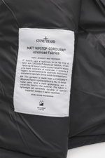 Stone Island Daunenweste 'Matt Ripstop Cordura' schwarz, Detailaufnahme des Innenlabels, hochwertige Microfaser, glatter Griff, wind- und wasserabweisend, wärmende Daunenfüllung, Regular Fit, Zwei-Wege-Reißverschluss, wattierter Kragen, vier Fronttaschen,