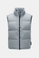 Stone Island Daunenweste "Matt Ripstop Cordura" rauchblau, Frontansicht, hochwertige Microfaser, glatter Griff, wind- und wasserabweisend, wärmende Daunenfüllung, Regular Fit, Zwei-Wege-Reißverschluss, wattierter Kragen, vier Fronttaschen, regulierbare Sa