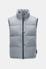 Stone Island Daunenweste "Matt Ripstop Cordura" rauchblau, Frontansicht, hochwertige Microfaser, glatter Griff, wind- und wasserabweisend, wärmende Daunenfüllung, Regular Fit, Zwei-Wege-Reißverschluss, wattierter Kragen, vier Fronttaschen, regulierbare Sa