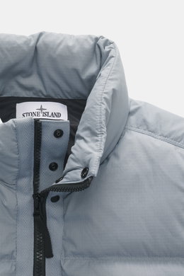 Nahaufnahme der Stone Island Daunenweste 'Matt Ripstop Cordura' rauchblau von vorne oben, hochwertige Microfaser, glatter Griff, wind- und wasserabweisend, wärmende Daunenfüllung, Regular Fit, Zwei-Wege-Reißverschluss, wattierter Kragen, vier Fronttaschen