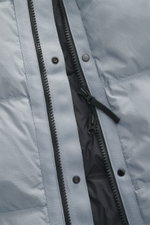Nahaufnahme der Stone Island Daunenweste "Matt Ripstop Cordura" rauchblau mit Zwei-Wege-Reißverschluss, Druckknöpfen, hochwertiger Microfaser, glattem Griff, wind- und wasserabweisend, wärmender Daunenfüllung, Regular Fit, wattiertem Kragen, vier Fronttas
