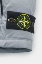 Stone Island Daunenweste 'Matt Ripstop Cordura' rauchblau Nahaufnahme des Logos am Ärmel, hochwertige Microfaser, glatter Griff, wind- und wasserabweisend, wärmende Daunenfüllung, Regular Fit, Zwei-Wege-Reißverschluss, wattierter Kragen, vier Fronttaschen