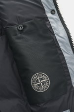 Nahaufnahme der Innenseite der Stone Island Daunenweste 'Matt Ripstop Cordura' rauchblau, gezeigt aus frontaler Perspektive, mit hochwertiger Microfaser, glattem Griff, wind- und wasserabweisend, wärmender Daunenfüllung, Regular Fit, Zwei-Wege-Reißverschl