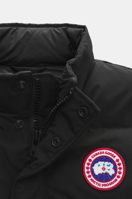 Nahe Aufnahme der Canada Goose Daunenweste 'Legacy Freestyle' schwarz von vorne, Slim Fit mit strapazierfähiger Microfaser, wind- und wasserabweisend, leichter Daunenfüllung, robustem Zwei-Wege-Reißverschluss, geknöpfter Windblende, Stehkragen mit Knopf, 