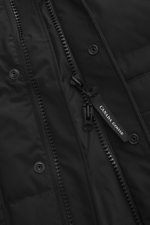 Nahaufnahme der Canada Goose Daunenweste 'Legacy Freestyle' schwarz mit robustem Zwei-Wege-Reißverschluss, knöpfbarer Windblende, Stehkragen und Weblabel, fotografiert aus frontaler Perspektive, aus strapazierfähiger Microfaser, wind- und wasserabweisend,
