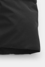Schwarze Canada Goose Daunenweste 'Legacy Freestyle' in Frontansicht, Slim Fit, Microfaser, Daunenfüllung, Windblende, Stehkragen, Taschen.