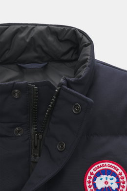 Nahaufnahme der Canada Goose Daunenweste 'Legacy Freestyle' dark navy, Slim Fit, aus strapazierfähiger Microfaser, wind- und wasserabweisend, mit robuster Zwei-Wege-Reißverschluss, geknöpfter Windblende, Stehkragen mit Druckknopf, Weblabel, dreifachen Fro