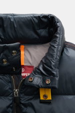 Parajumpers Daunenweste 'Jeordie' petrol, Nahaufnahme von hochschließendem Stehkragen mit Reißverschluss, strapazierfähige, wind- und wasserabweisende Microfaser.