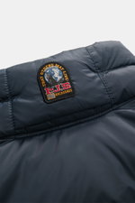 Parajumpers Daunenweste 'Jeordie' petrol, Detailansicht Rückseite mit robustem Weblabel, strapazierfähige Microfaser, wind- und wasserabweisend.