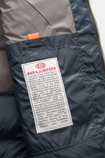 Innenansicht der Parajumpers Daunenweste 'Jeordie' petrol, Nahaufnahme des robusten, atmungsaktiven Materials mit Label und Reißverschluss.