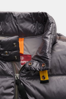Parajumpers Daunenweste 'Jeordie' grau, Detailaufnahme von oben, Stehkragen mit Druckknöpfen, robuster Reißverschluss, strapazierfähige Microfaser.