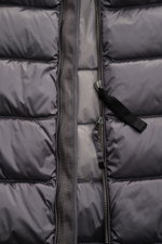 Nahaufnahme der Parajumpers Daunenweste 'Jeordie' grau von vorne, zeigt windabweisendes, strapazierfähiges Material, zwei Zwei-Wege-Reißverschlüsse und atmungsaktive, leichte Daunenfüllung.