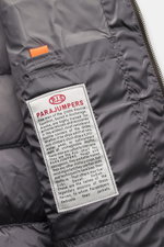 Parajumpers Daunenweste 'Jeordie' grau, Detailaufnahme innen mit Label, strapazierfähige Microfaser, Slim Fit, leichte Daunenfüllung, atmungsaktiv, wind- und wasserabweisend.