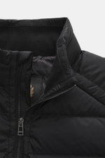 Belstaff Daunenweste 'Compound' schwarz, Nahaufnahme von oben, Microfaser, glatter Griff, Daunenfüllung, wasserabweisend, Slim Fit, Reißverschluss, Stehkragen, Weblabel, Zipper-Taschen, elastischer Saum, geschmeidiges Futter.