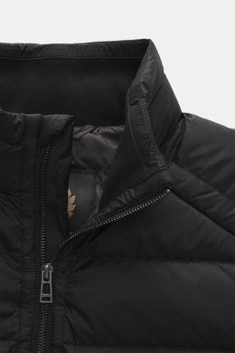 Belstaff Daunenweste 'Compound' schwarz, Nahaufnahme von oben, Microfaser, glatter Griff, Daunenfüllung, wasserabweisend, Slim Fit, Reißverschluss, Stehkragen, Weblabel, Zipper-Taschen, elastischer Saum, geschmeidiges Futter.