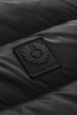 Nahaufnahme von der Belstaff Daunenweste 'Compound' schwarz, hochwertige Microfaser, glatter Griff, Slim Fit, wasserabweisend, Daunenfüllung, robuster Reißverschluss, Stehkragen, BELSTAFF-Weblabel, zwei Zipper-Fronttaschen, elastischer Saum, geschmeidiger