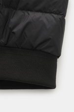 Nahaufnahme der Belstaff Daunenweste 'Compound' schwarz vom Saum mit elastischem Abschluss, hochwertige Microfaser, glatter Griff, leichte Daunenfüllung, wasserabweisend, Slim Fit, robuster Reißverschluss, Stehkragen, BELSTAFF-Weblabel, zwei Zipper-Frontt