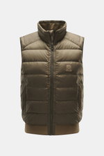 Belstaff Daunenweste 'Compound' khaki, Frontansicht, hochwertige Microfaser, glatter Griff, leichte Daunenfüllung, wasserabweisend, Slim Fit, robuster Reißverschluss, Stehkragen, BELSTAFF-Weblabel, zwei Zipper-Fronttaschen, elastischer Saum, geschmeidiger