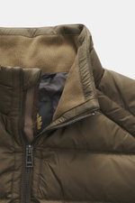 Belstaff Daunenweste 'Compound' khaki Nahaufnahme vom Stehkragen mit hochwertiger Microfaser, glattem Griff, elastischem Saum, Slim Fit, Wasserabweisend, robuster Reißverschluss, BELSTAFF-Weblabel, zwei Zipper-Fronttaschen, leichter Daunenfüllung und gesc