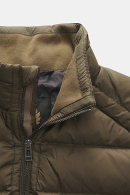 Belstaff Daunenweste 'Compound' khaki Nahaufnahme vom Stehkragen mit hochwertiger Microfaser, glattem Griff, elastischem Saum, Slim Fit, Wasserabweisend, robuster Reißverschluss, BELSTAFF-Weblabel, zwei Zipper-Fronttaschen, leichter Daunenfüllung und gesc