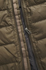 Nahaufnahme der Belstaff Daunenweste 'Compound' khaki von vorne, hochwertige Microfaser, glatter Griff, leichte Daunenfüllung, wasserabweisend, Slim Fit, robuster Reißverschluss, Stehkragen, BELSTAFF-Weblabel, zwei Zipper-Fronttaschen, elastischer Saum, g