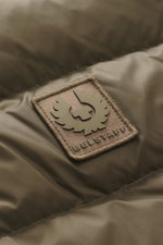 Belstaff Daunenweste 'Compound' khaki Nahaufnahme des BELSTAFF-Weblabels aus hochwertiger Microfaser mit glattem Griff und leichter Daunenfüllung.