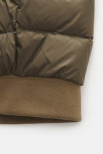 Nahaufnahme der elastischen Saumkante der Belstaff Daunenweste 'Compound' khaki, glatter Griff, hochwertige Microfaser, leichte Daunenfüllung.