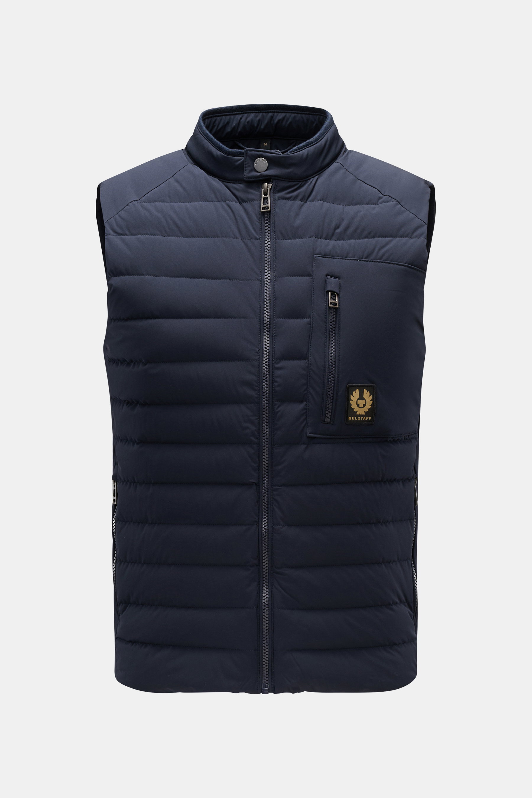 Belstaff Daunenweste 'Chassis' navy, frontale Nahaufnahme, Slim Fit, wasserabweisend, Stehkragen, drei Zipper-Taschen, BELSTAFF-Weblabel, leichte Microfaserfüllung.