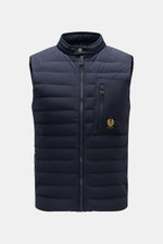Belstaff Daunenweste 'Chassis' navy, frontale Nahaufnahme, Slim Fit, wasserabweisend, Stehkragen, drei Zipper-Taschen, BELSTAFF-Weblabel, leichte Microfaserfüllung.