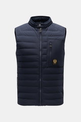 Belstaff Daunenweste 'Chassis' navy, frontale Nahaufnahme, Slim Fit, wasserabweisend, Stehkragen, drei Zipper-Taschen, BELSTAFF-Weblabel, leichte Microfaserfüllung.