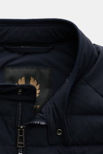 Nahaufnahme der Stehkragenansicht der Belstaff Daunenweste 'Chassis' navy mit robustem Reißverschluss, hochwertiger Microfaser und BELSTAFF-Weblabel.